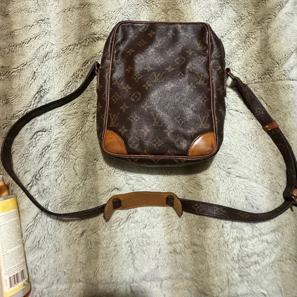 🔥 COA Louis Vuitton Danube Monogram Crossbody Bag in GUC 🔥 - Picture 8 of 15